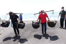 Gubernur Koster dan Wagub Cok Ace Tinjau Produksi Garam Tradisional Lokal Bali Kusamba Uyah Kusamba