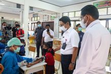Sekda Adi Arnawa Tinjau Vaksinasi Anak Umur 6-11 Tahun di Sempidi sekda badung