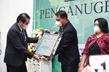 Konsisten Berdayakan Masyarakat, PLN Raih Penghargaan Platinum di Ajang BUMN CSR Award Bali CSR Award