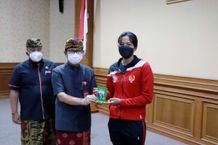 Sukses Raih Medali di PON XX Papua dan Utsawa Dharma Gita Tingkat Nasional, Sekda Adi Arnawa Serahkan Bonus Bagi Atlet Atlet Badung