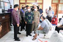 Gubernur Wayan Koster Tinjau Pelayanan Publik di Kantor UPTD. PPRD Provinsi Bali di Karangasem Balik Nama Samsat