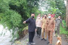 Tanggap Bencana, Wabup Ipat Tinjau Beberapa Titik Lokasi Bencana di Jembrana Banjir di Jembrana