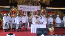Gubernur Koster Saksikan Pengukuhan Bendesa dan Prajuru Desa Adat Sukawati Bendesa Adat Gianyar