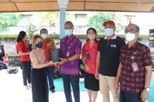 Tingkatkan Minat Masyarakat untuk Bertani, Kadis Pertanian Tanaman Pangan Badung Serahkan 100 Bibit Cabai di Kuta Utara Cabai
