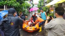 Intensitas Hujan Meningkat, Tim Respon Cepat Berjibaku Tangani Genangan dan Evakuasi Warga di Beberapa Titik Kota Denpasar Evakuasi Banjir