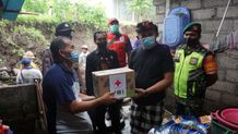Wabup Kasta Serahkan Bantuan Kepada Keluarga Terdampak Dinding Saluran Irigasi Roboh Wabup Kasta