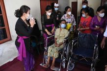 Kembali Serahkan Bantuan Kursi Roda dan PTM, Antari Jaya Negara Ingatkan Prokes dan Cegah Stunting Kursi Roda