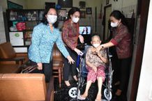 Kunjungi Lansia dan Disabilitas, Antari Jaya Negara Kembali Serahkan Bantuan Kursi Roda Kursi Roda