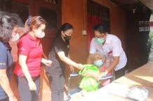 Kunjungi Lansia, Antari Jaya Negara Serahkan Bantuan Kursi Roda Hingga Masker Lansia