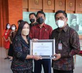 Wawali Arya Wibawa Serahkan Penghargaan Denpasar CSR/TJSL Tahun 2021 Arya Wibawa
