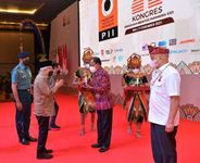 Gubernur Koster Wakili Keluarga Bung Karno Menerima Penghargaan Outstanding Lifetime Achievement Award untuk Ir. Soekarno Insinyur