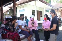 YKI Badung Kunjungi Penderita Kanker di Kecamatan Mengwi dan Kuta Utara, Serahkan Bantuan 33 Paket Sembako Sembako