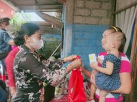 Cegah dan Percepat Penurunan Angka Stunting, Antari Jaya Negara Kembali Serahkan Bantuan PMT Stunting