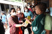 Cegah Stunting, Antari Jaya Negara Kembali Serahkan Bantuan PMT Stunting