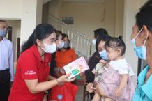 Cegah dan Mempercepat Penurunan Angka Stunting, Antari Jaya Negara Kembali Serahkan Bantuan PMT Stunting