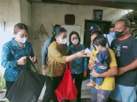 Cegah Terjadinya Stunting, Sagung Antari Jaya Negara Serahkan Bantuan PMT kepada Ibu Hamil dan Balita Kurang Gizi Stunting
