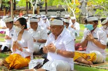 Jelang Tutup Tahun, Bupati Tamba Ngaturang Bhakti ke Sejumlah Pura Dang Kahyangan di Jembrana Tamba Jembrana