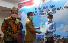 Penyerahan Sertifikat Tanah Secara Simbolis oleh Bupati Bangli Tanah