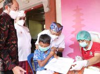 Gubernur Koster Tinjau Kick Off Vaksinasi Covid-19 Anak Usia 6-11 Tahun di SDN 1 Besakih Vaksin Anak
