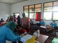 PPKM Level II, Kapolsek Selbar Pantau Vaksinasi Usia 6-11 Tahun di Desa Tiyinggading dan Antosari Vaksin Anak