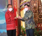 Gubernur Wayan Koster Raih Penghargaan Khusus Pembangunan Daerah dari Menteri Bappenas RI Wayan Koster
