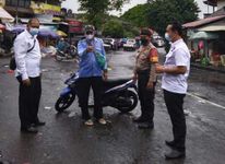 Hujan Tak Jadi Penghalang, Polsek Tabanan Laksanakan Yustisi PPKM Level II Hujan