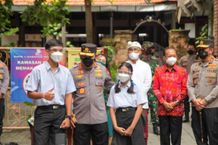 Wali Kota Jaya Negara Dampingi Kapolri Jendral Listyo Sigit Tinjau PTM di SMPK 1 Harapan Denpasar PTM