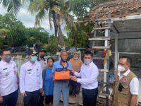 Wabup Ipat Serahkan Bantuan Bencana di Gilimanuk dan Banyubiru BEncana Alam