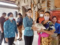 Ketua TP PKK Gianyar Salurkan 1 Ton Beras Kepada Pekerja Pariwisata Terdampak Covid-19 Beras