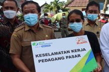 Jaminan Sosial Bagi Warga Bangli, Sedana Arta Serahkan Kartu BPJS Ketenagakerjaan Bagi Pedagang di Pasar Kidul BPJS Pedagang