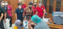 Ketua TP PKK Denpasar Tinjau Pelaksanaan Vaksinasi Untuk Anak Usia 6-11 Tahun Vaksin