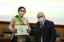 Nyoman Suryawati Raih Gelar Doktor dengan Predikat Sangat Memuaskan Doktor Unud