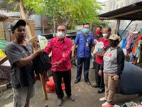 Dinas Sosial Kota Denpasar Serahkan Bantuan Sembako Kepada Korban Angin Kencang Angin Kencang
