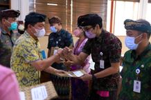 Bupati Suwirta Serahkan SK Penetapan BLUD Puskesmas, Berharap Layanan Kesehatan Optimal Puskesmas