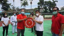 Serahkan Sarana Olahraga, Bupati Suwirta Semangati Para Atlet KONI Klungkung