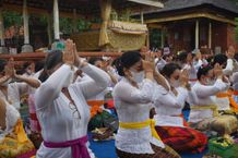 Awali Kegiatan, TP PKK Denpasar Bersama WHDI Kota Denpasar Lakukan Persembahyangan Bersama di Pura Agung Lokanatha Lumintang PKK Denpasar