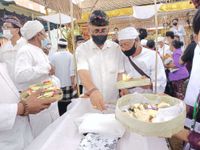 Wali Kota Jaya Negara Hadiri Karya Atiwa-Tiwa Kinembulan Desa Adat Penatih Penatih