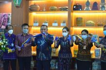 Bantu UMKM Bangkit dari Pandemi, Bupati Tamba Resmikan Pojok UMKM UMKM