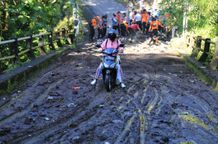 Akses Jalan Menuju Pantai dan Villa di Tegal Besar Klungkung Putus, Bupati Suwirta Upayakan Bantuan Rusak