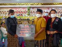 Ngaben Massal di Banjar Pande Bangli, Bupati Sedana Arta Serahkan Bantuan Rp51 Juta Sedana Arta