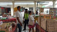 Cegah Omicron, Polsek Selbar Gelar Yustisi Prokes di Pasar Tradisional Covid-19