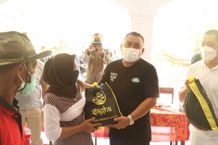 Gandeng Komunitas, Bupati Tamba Bagikan 100 Paket Sembako di Tukadaya dan Tuwed Sembako