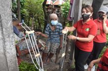 K3S Denpasar Berbagi Kasih, Serahkan Tongkat dan Sembako Sembako