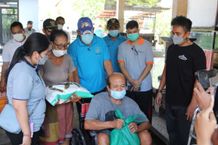 Wujud Kepedulian, Wabup Ipat Serahkan Kursi Roda Sembako