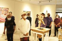 Jaya Negara Tinjau Pameran Seni Rupa Mahasiswa Universitas PGRI Mahadewa Seni Rupa