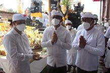 Wali Kota Jaya Negara dan Wawali Arya Wibawa Hadiri Karya Ngenteg Linggih Banjar Kawan Kelurahan Serangan Serangan