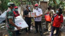 Wabup Kasta Serahkan Bantuan Kepada Korban Pohon Tumbang di Desa Gunaksa Pohon Tumbang