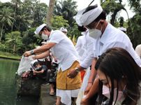 Sekda Adi Arnawa Hadiri Upacara Danu Kerthi di Taman Mumbul Sangeh Tumpek Uye