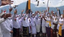 Bupati Bangli Melaksanakan Persembahyangan dalam Upacara Danu Kerthi di Pura Segara Desa Adat Batur Kintamani Tumpek Uye di Bangli