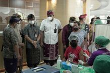 Sekda Adi Arnawa Pantau Pelaksanaan Vaksinasi Tahap Ketiga di RS Mangusada Vaksin